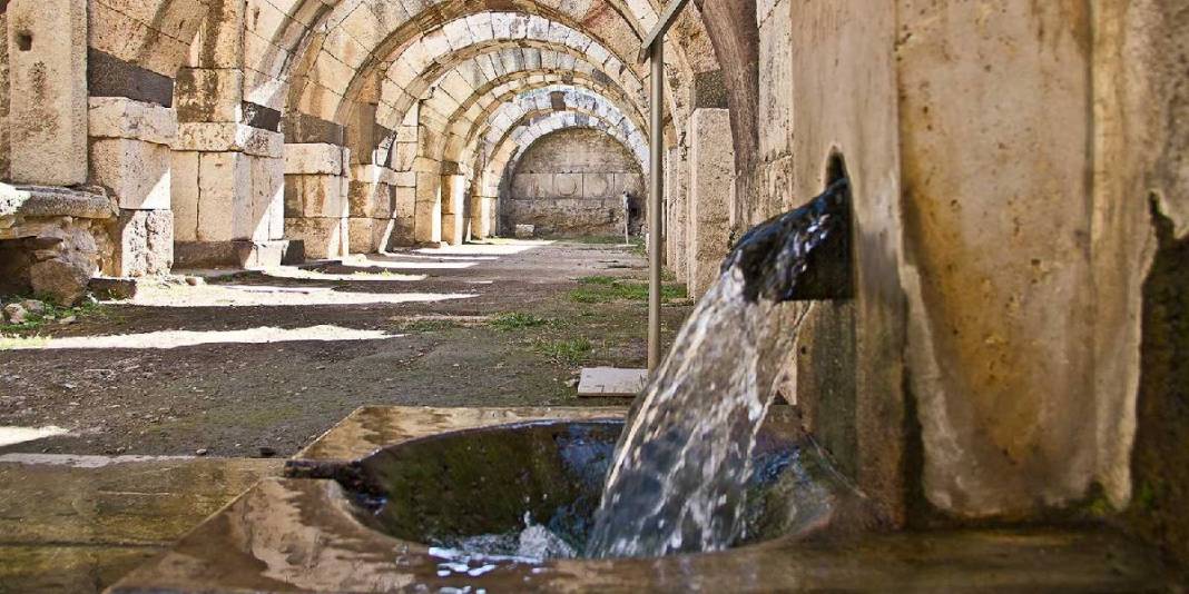 İzmir’in en büyük sırrı bu noktada saklı! Binlerce yıldır akıyor: Antik çeşme herkesi şaşırtıyor 3